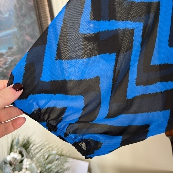 ROZ & ALI Royal Blue/Black Zig/Zag Pattern Sheer Tie Front Blouse, Size 3X, EUC. - Picture 5 of 7